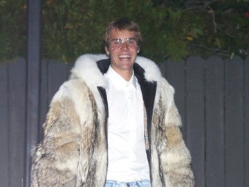 Justin Bieber con un abrigo de pelo en Los Ángeles
