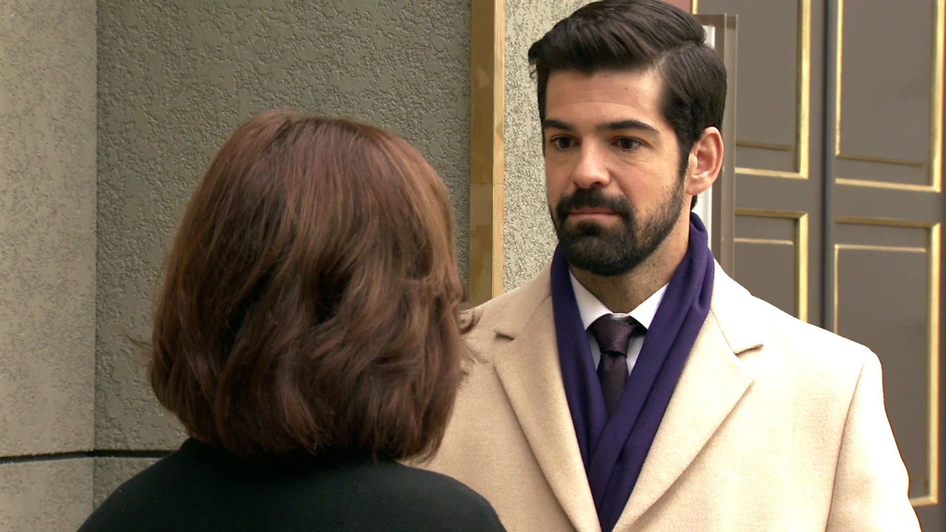 Alonso, muy preocupado, pregunta a Rosalía por la falta de interés de Marta