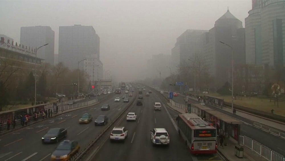 Frame 0.83661 de: La contaminación ahoga el norte de China y se fomentan los viajes para escapar