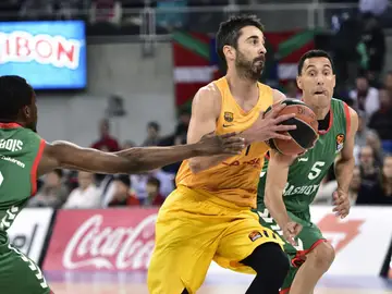 Juan Carlos Navarro intenta entrar a canasta ante la defensa de Beaubois y Prigioni Juan Carlos Navarro intenta entrar a canasta ante la defensa de Beaubois y Prigioni