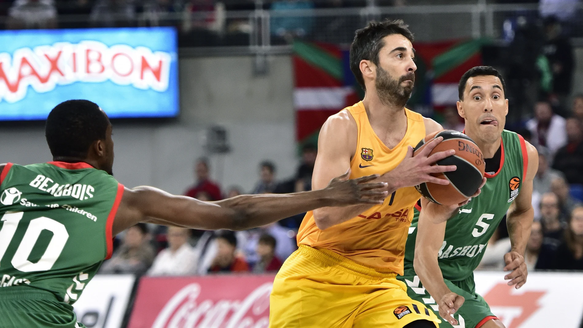 Juan Carlos Navarro intenta entrar a canasta ante la defensa de Beaubois y Prigioni Juan Carlos Navarro intenta entrar a canasta ante la defensa de Beaubois y Prigioni