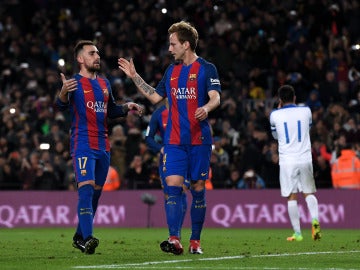 Rakitic celebra su gol de penalti contra el Hércules con Alcácer