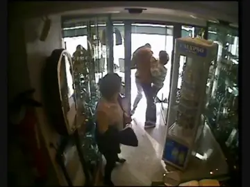 Frame 33.470785 de: Detenido tras salir corriendo de una joyería con un cordón de oro valorado en 7.000 euros Frame 33.470785 de: Detenido tras salir corriendo de una joyería con un cordón de oro valorado en 7.000 euros