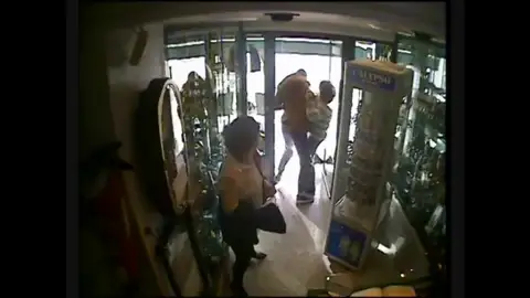 Frame 33.470785 de: Detenido tras salir corriendo de una joyería con un cordón de oro valorado en 7.000 euros Frame 33.470785 de: Detenido tras salir corriendo de una joyería con un cordón de oro valorado en 7.000 euros