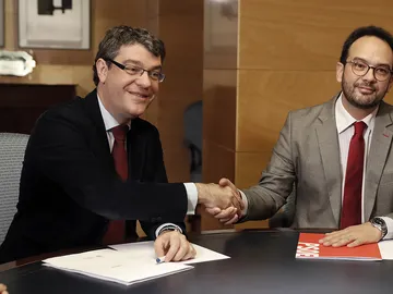 Nadal y Hernando cierran un acuerdo sobre el bono social Nadal y Hernando cierran un acuerdo sobre el bono social