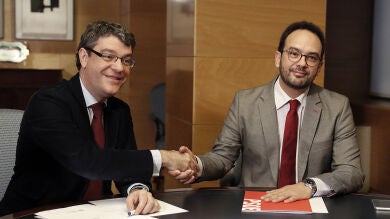 El PSOE acaba el año con media docena de acuerdos económicos con el PP pero negando su apoyo a los Presupuestos