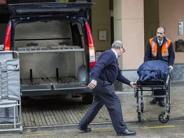 El servicio funerario retira el cuerpo de la madre muerta encontrada en Palma El servicio funerario retira el cuerpo de la madre muerta encontrada en Palma