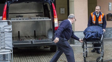 El servicio funerario retira el cuerpo de la madre muerta encontrada en Palma