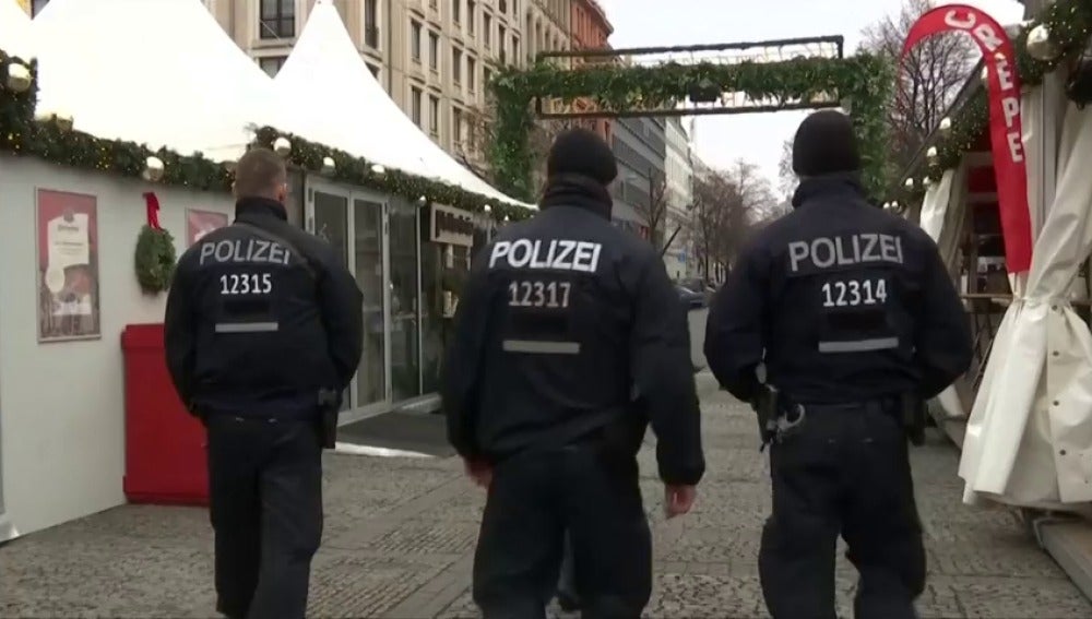 Frame 1.976893 de: Europa y Estados Unidos refuerza la seguridad en los mercadillos y lugares simbólicos