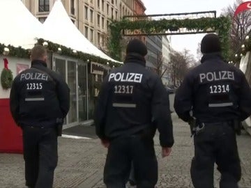 Frame 1.976893 de: Europa y Estados Unidos refuerza la seguridad en los mercadillos y lugares simbólicos