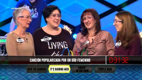 Frame 32.855393 de: Sardanas al ritmo de ‘It’s raining men’