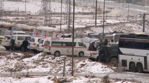 Frame 28.272 de: Al menos 40.000 civiles han sido ya evacuados de los barrios sitiados de Alepo para ser trasladados a Idlib Frame 28.272 de: Al menos 40.000 civiles han sido ya evacuados de los barrios sitiados de Alepo para ser trasladados a Idlib