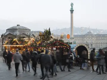 Un grupo de personas en un mercado navideño de Alemania Un grupo de personas en un mercado navideño de Alemania