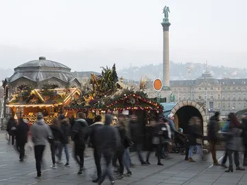 Un grupo de personas en un mercado navideño de Alemania Un grupo de personas en un mercado navideño de Alemania