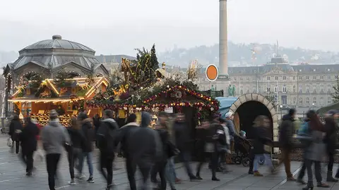 Un grupo de personas en un mercado navideño de Alemania Un grupo de personas en un mercado navideño de Alemania