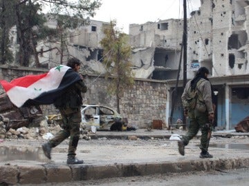 Soldados sirios en un barrio del este de Alepo