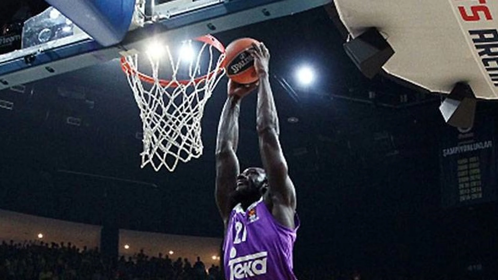 Hunter machaca el aro ante el Estrella Roja Hunter machaca el aro ante el Estrella Roja