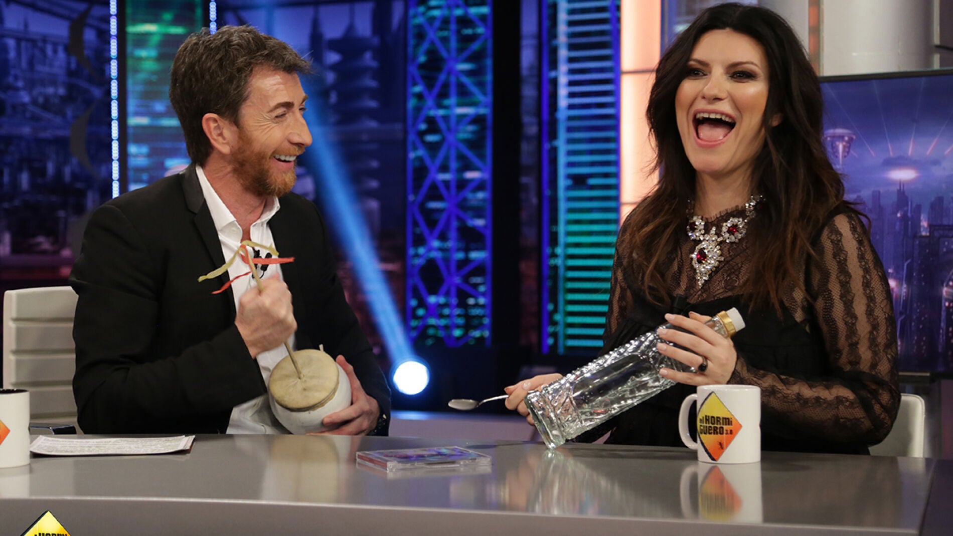 Laura Pausini aprende a tocar la zambomba de Pablo Motos
