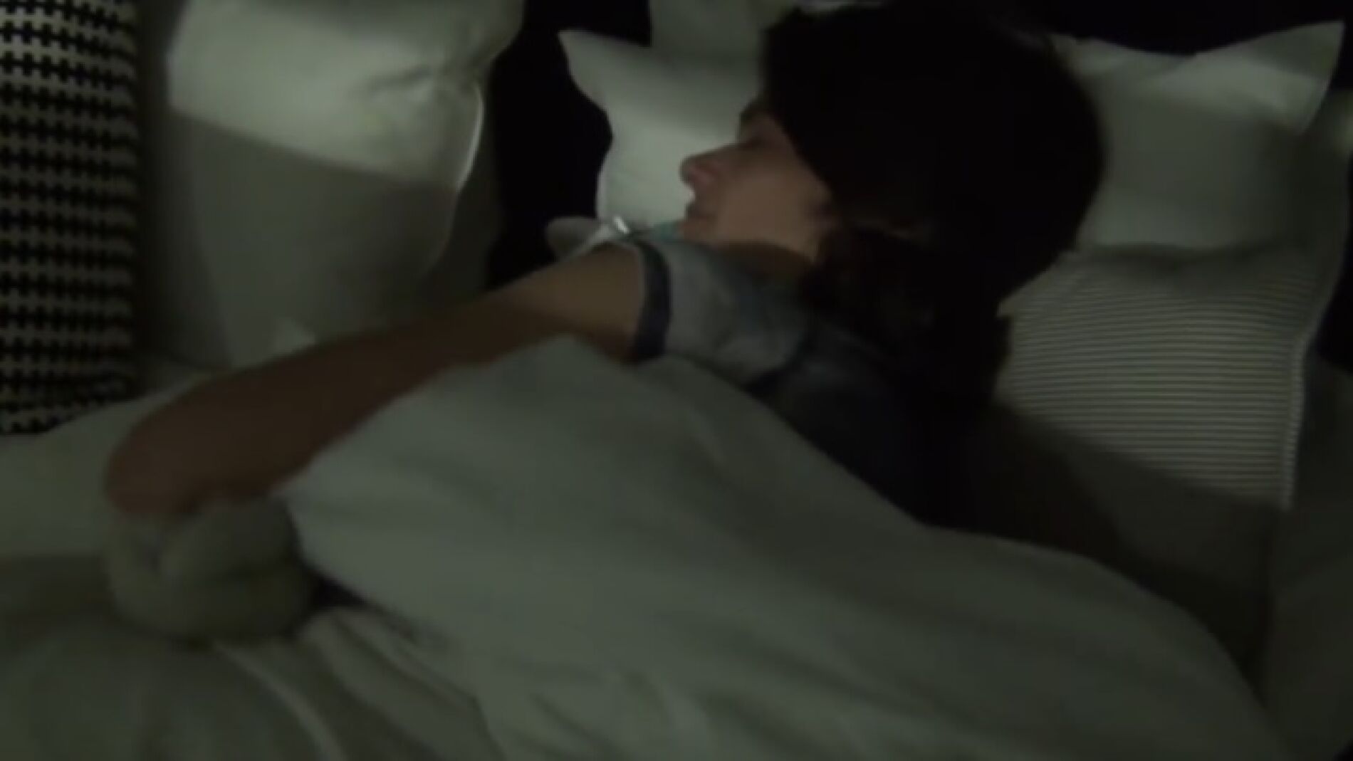 Un youtuber durmiendo en una de las tiendas de Ikea