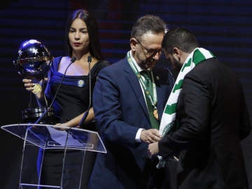 El presidente del Chapecoense recoge el trofeo de campeón de Copa Sudamericana