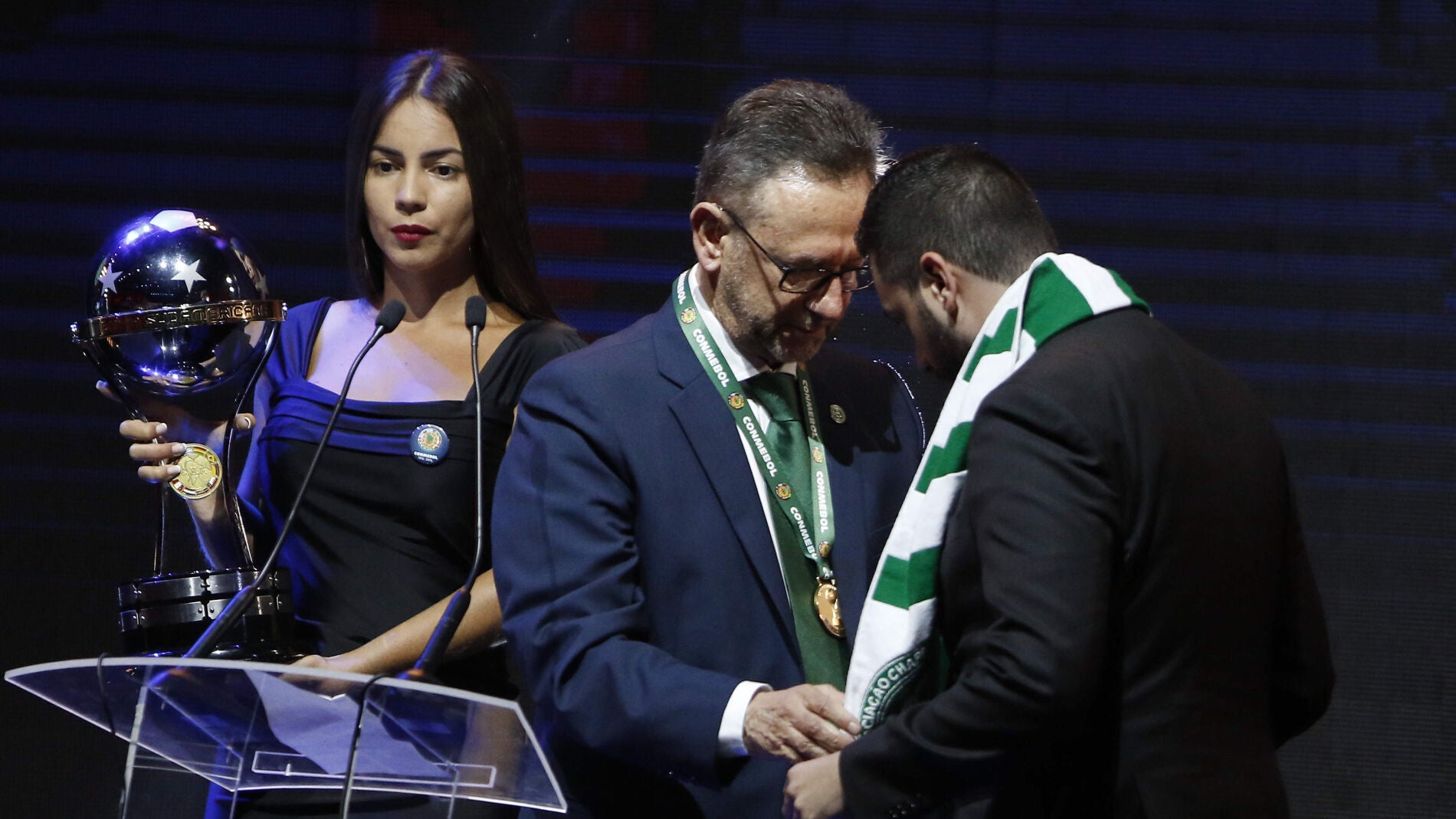 El presidente del Chapecoense recoge el trofeo de campe&oacute;n de Copa Sudamericana