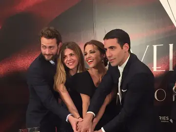 Paula Echevarría y Miguel Ángel Silvestre cortan la tarta nupcial Paula Echevarría y Miguel Ángel Silvestre cortan la tarta nupcial