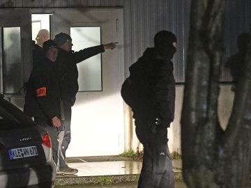 La policía durante el registro al centro de refugiados de Alemania