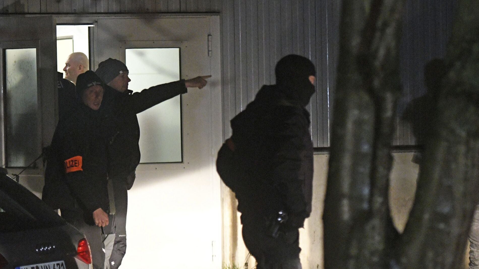 La polic&iacute;a durante el registro al centro de refugiados de Alemania