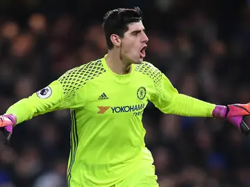 Courtois, el portero menos goleado de la Premier, también sabe hacer mates Courtois, el portero menos goleado de la Premier, también sabe hacer mates