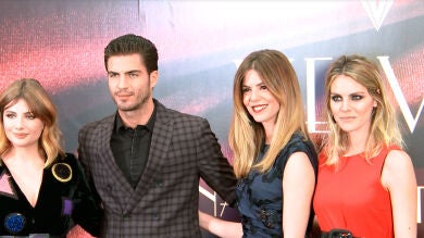 Los rostros de Atresmedia arropan a los actores antes del directo de 'Velvet'