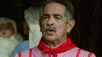 El presidente cántabro Miguel Ángel Revilla le canta un villancico a los barandas de la UE