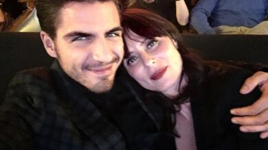 Maxi Iglesias, infiltrado con Aitana Sánchez-Gijón y Peter Vives durante el directo de 'Velvet'