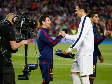 Messi e Ibrahimovic se dan la mano antes del comienzo del partido