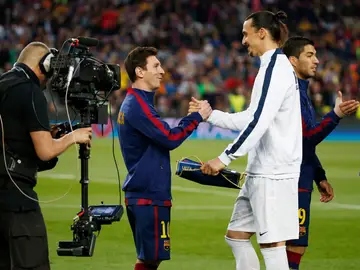 Messi e Ibrahimovic se dan la mano antes del comienzo del partido Messi e Ibrahimovic se dan la mano antes del comienzo del partido