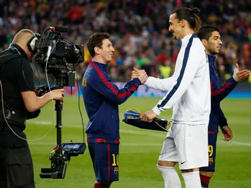 Messi e Ibrahimovic se dan la mano antes del comienzo del partido Messi e Ibrahimovic se dan la mano antes del comienzo del partido