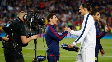 Messi e Ibrahimovic se dan la mano antes del comienzo del partido