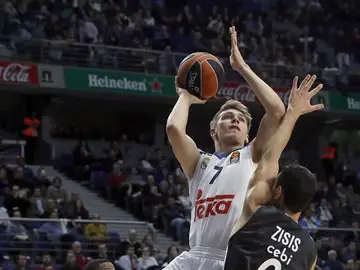 Luka Doncic intenta anotar ante la defensa de Zisis Luka Doncic intenta anotar ante la defensa de Zisis