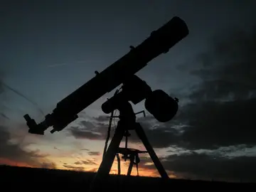 Dentro de todos los tipos de telescopio, el refractor es el más asequible Dentro de todos los tipos de telescopio, el refractor es el más asequible