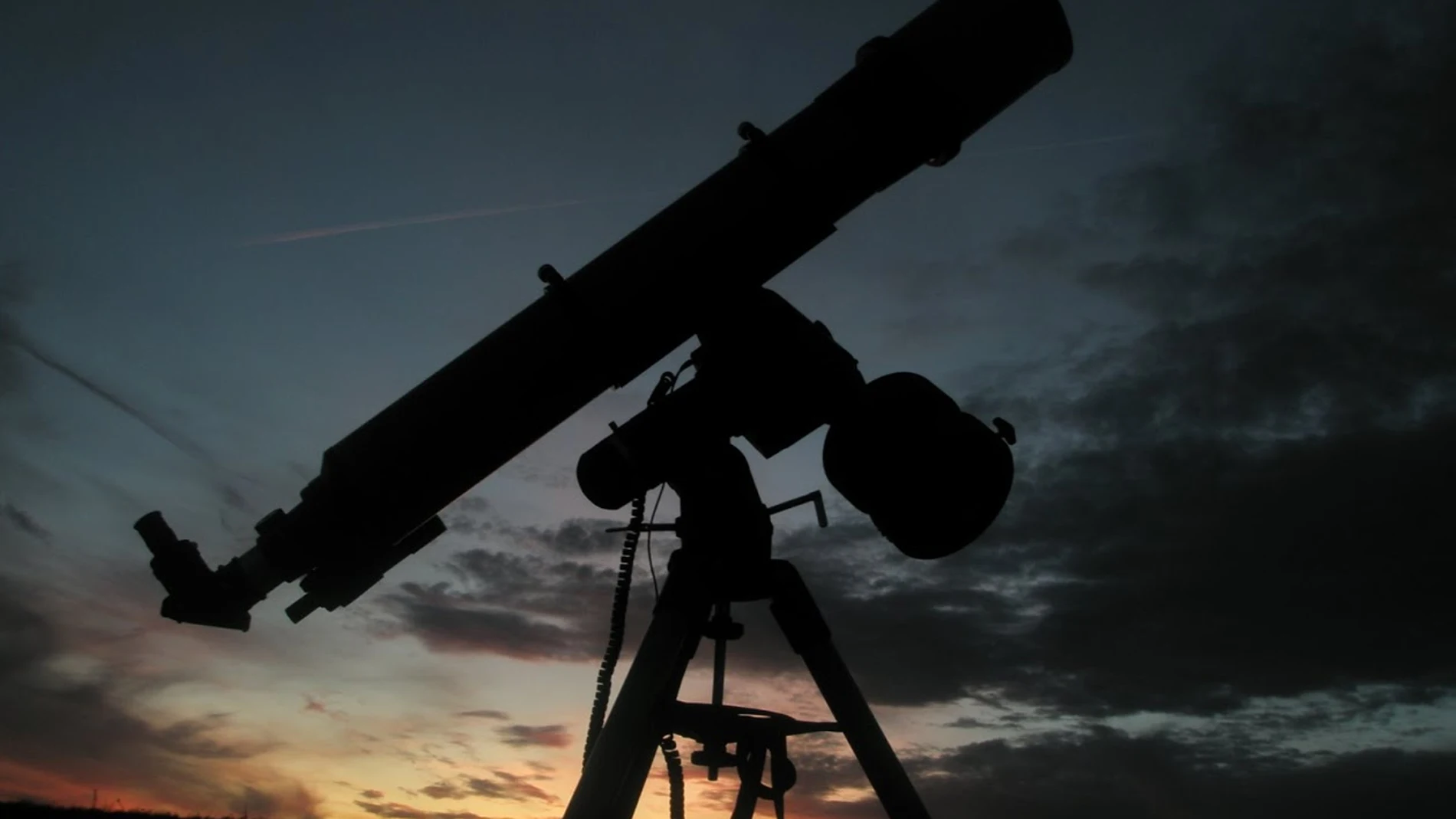 Dentro de todos los tipos de telescopio, el refractor es el más asequible Dentro de todos los tipos de telescopio, el refractor es el más asequible