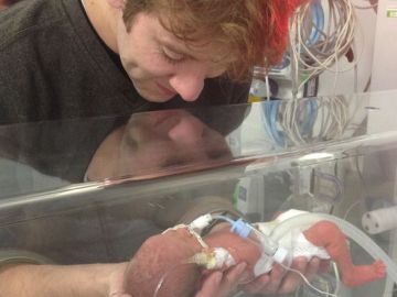 Imagen del padre visitando a Dylan en su incubadora