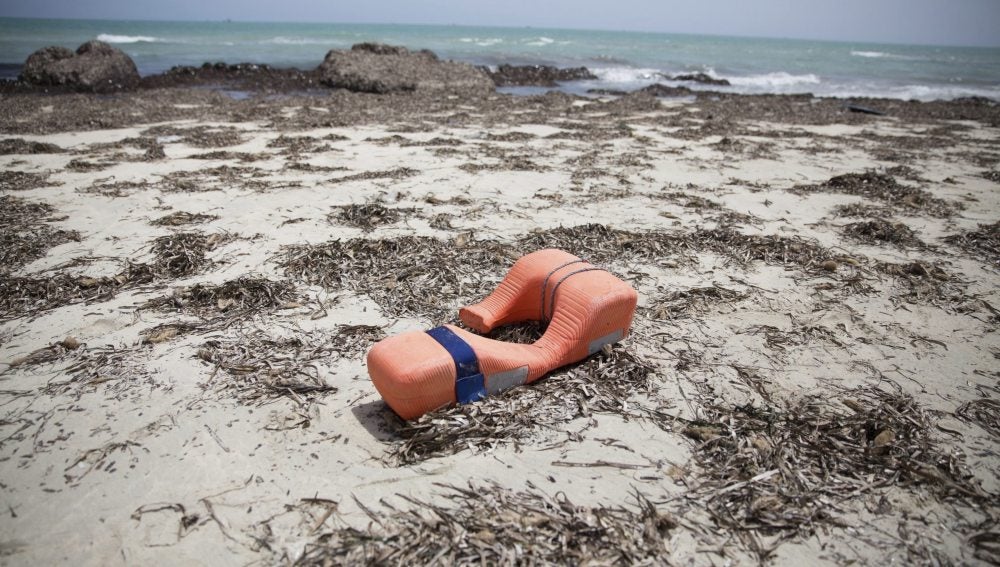 Un chaleco salvavidas permanece tirado en una playa