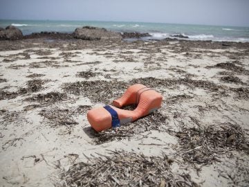 Un chaleco salvavidas permanece tirado en una playa 