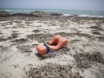 Un chaleco salvavidas permanece tirado en una playa Un chaleco salvavidas permanece tirado en una playa