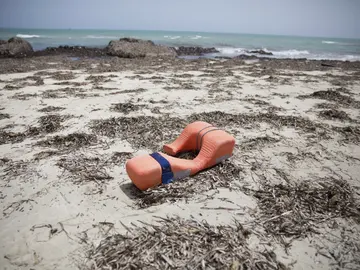 Un chaleco salvavidas permanece tirado en una playa Un chaleco salvavidas permanece tirado en una playa