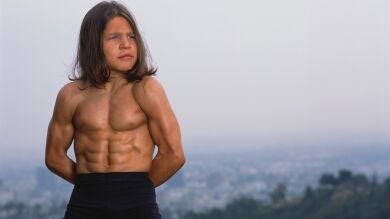 Así es de mayor 'el pequeño Hércules', el niño más fuerte del mundo