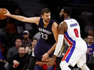 Marc Gasol observa la jugada ante la defensa de Drummond Marc Gasol observa la jugada ante la defensa de Drummond