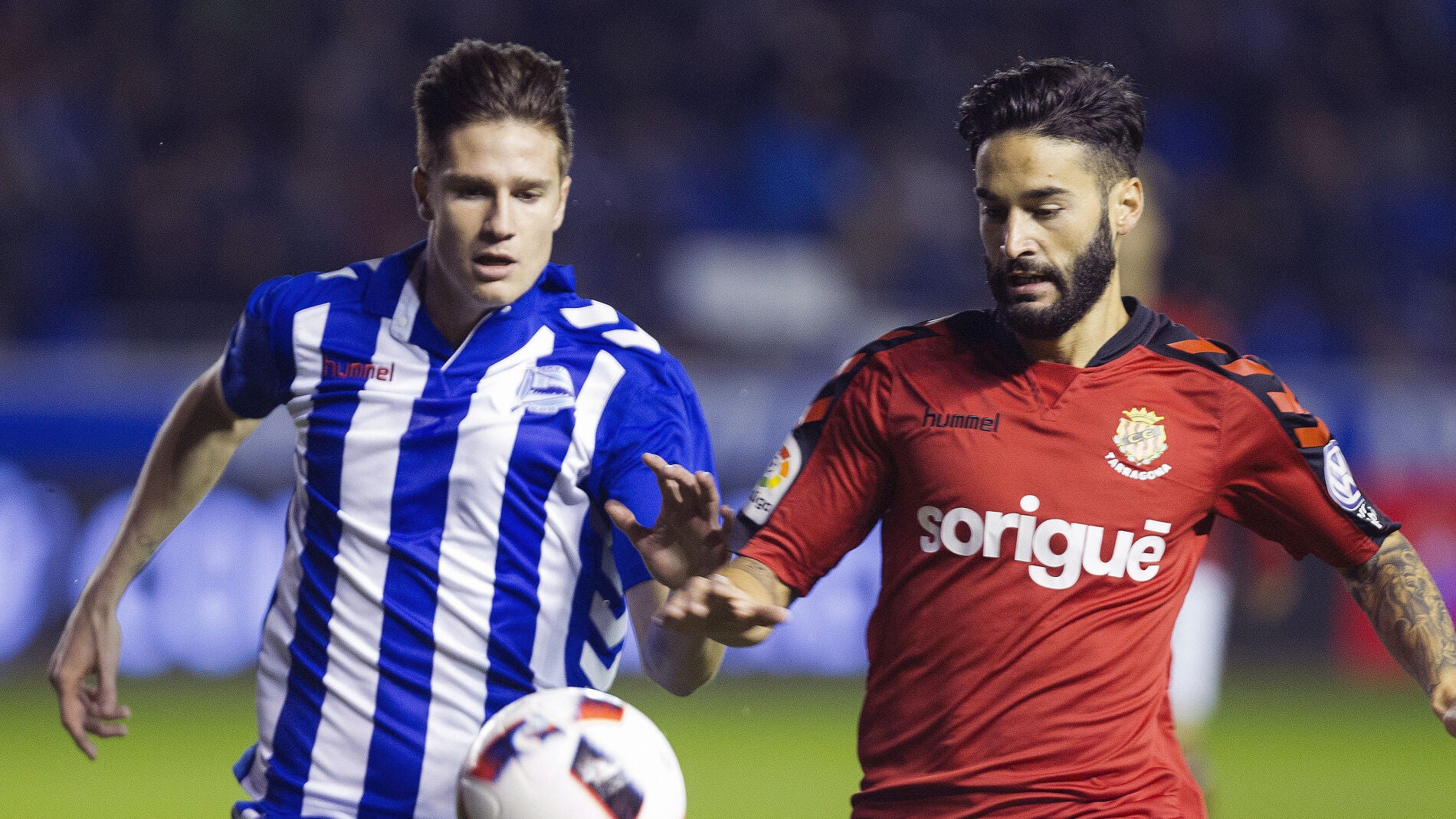 Carlos Martin Vigaray y Cristian Lobato luchan por el bal&oacute;n
