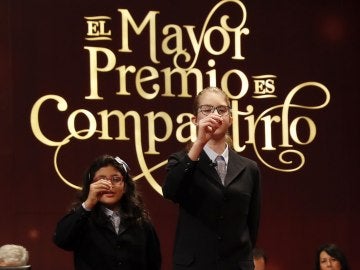 Lorena Stefan y Nicol Valenzuela, las niñas que han cantado 'El Gordo'