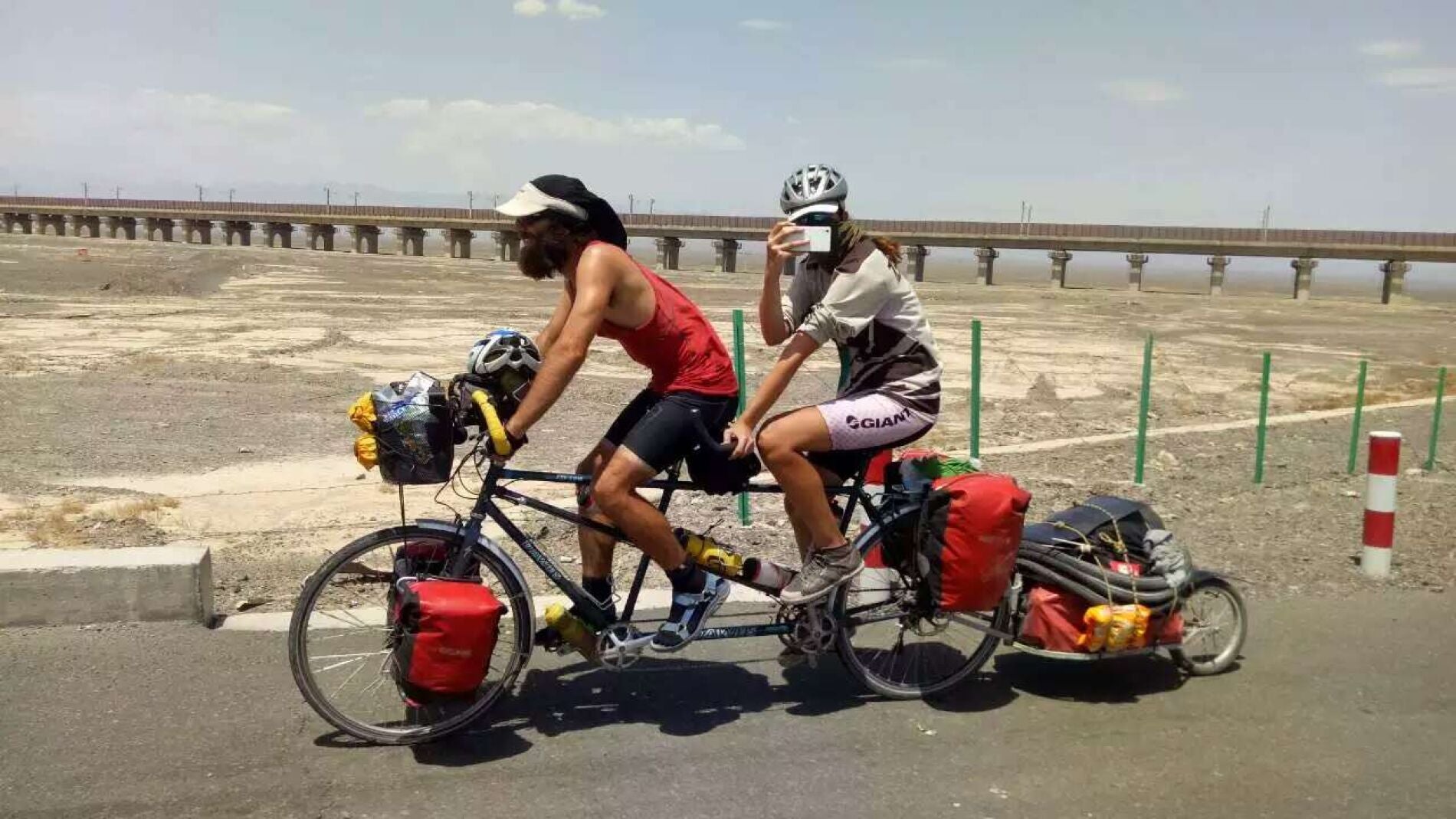Tom y Cherry, en bicicleta