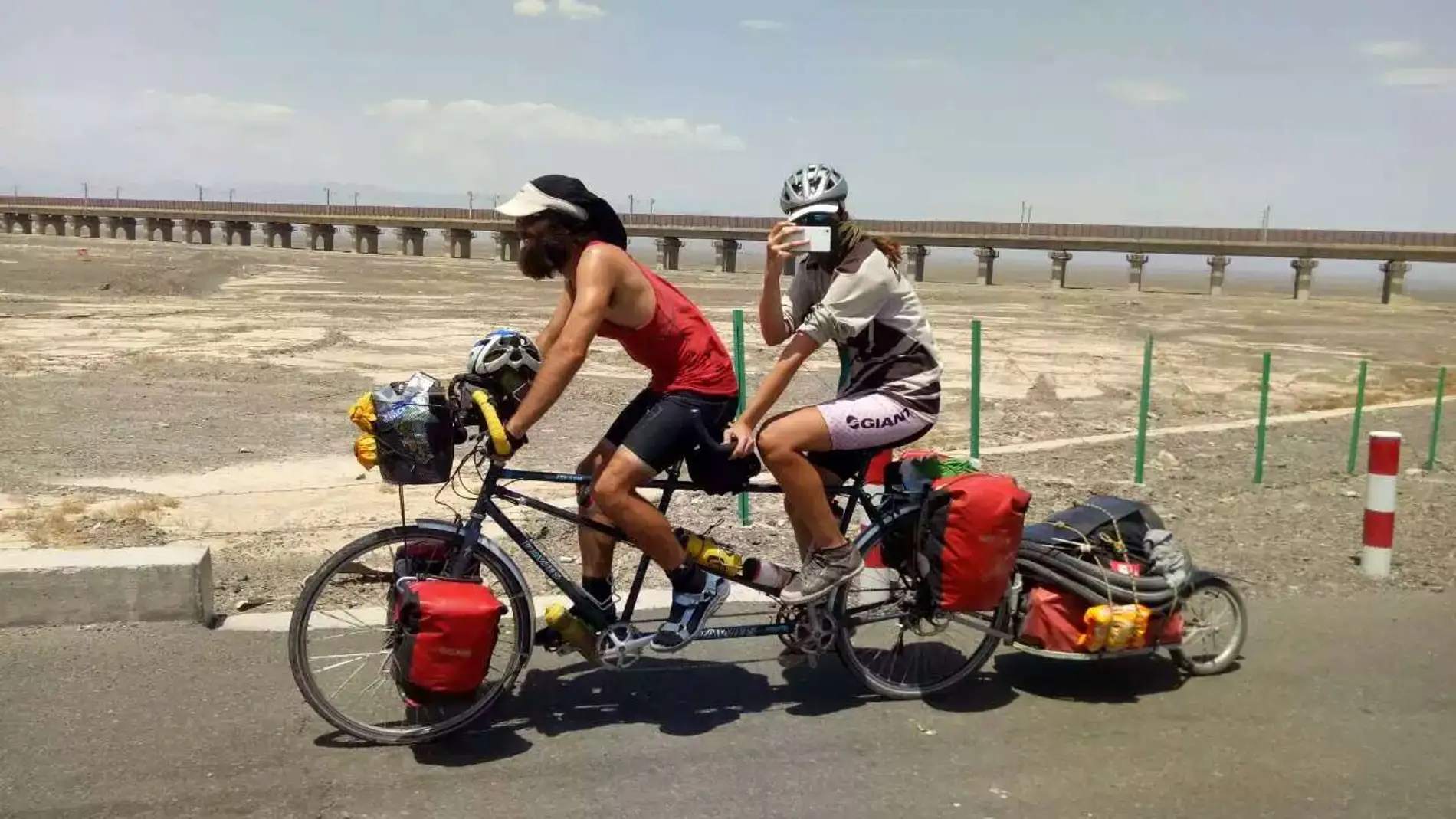 Tom y Cherry, en bicicleta Tom y Cherry, en bicicleta